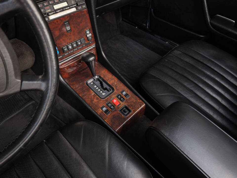Image 36/85 of Mercedes-Benz 560 SL (1986)