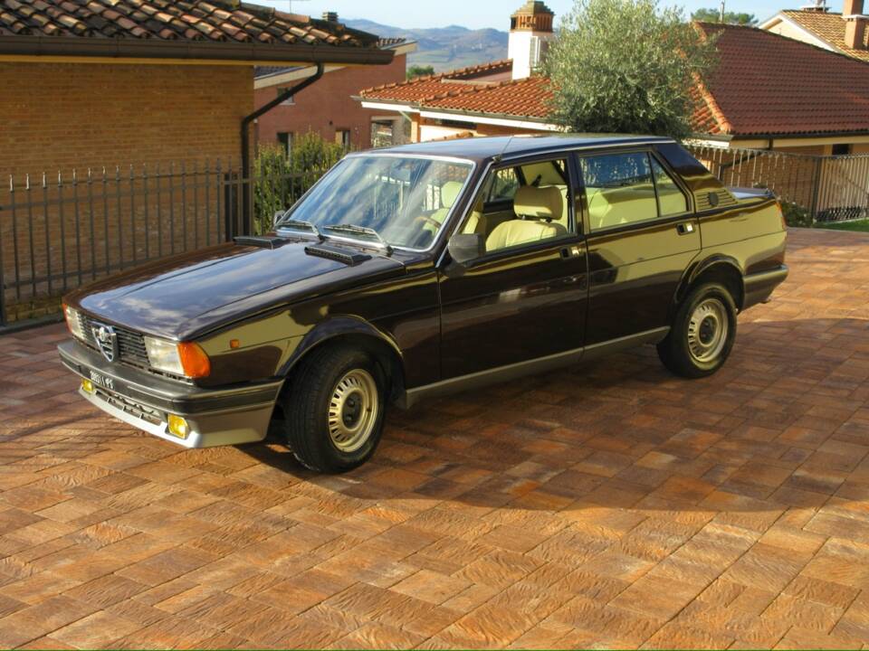 Image 2/44 de Alfa Romeo Giulietta 1.6 (1979)