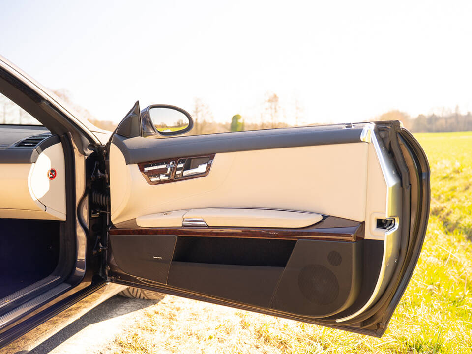 Image 40/67 of Mercedes-Benz CL 500 (2006)