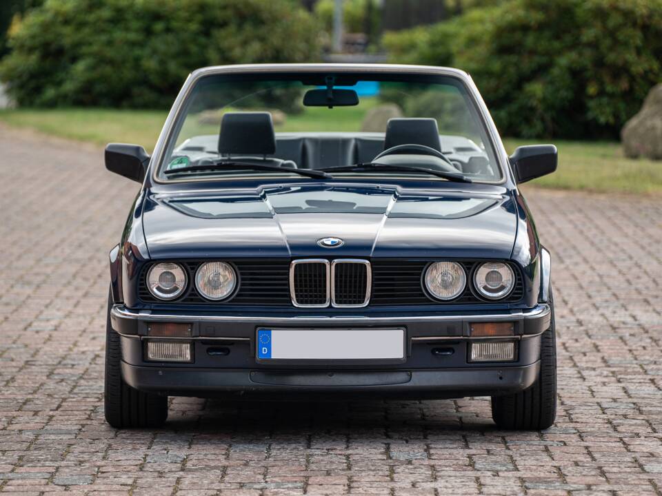 Image 8/99 of BMW 320i (1989)
