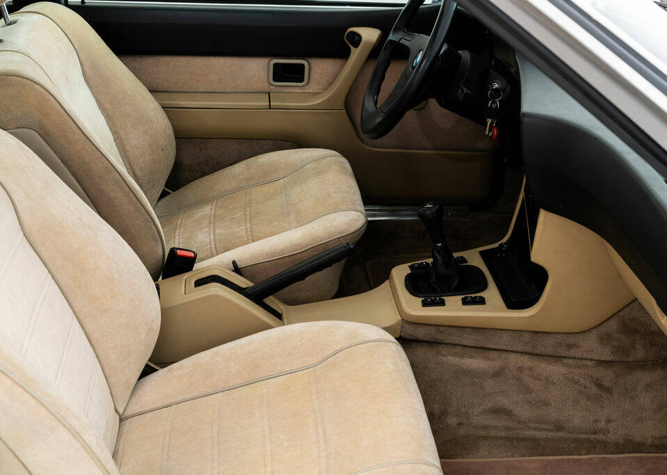 Image 6/7 of BMW 635 CSi (1984)