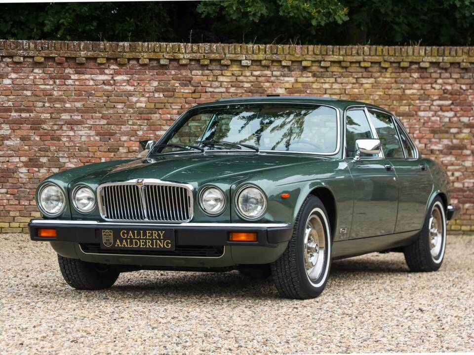 Image 20/50 of Jaguar XJ 6 4.2 (1985)
