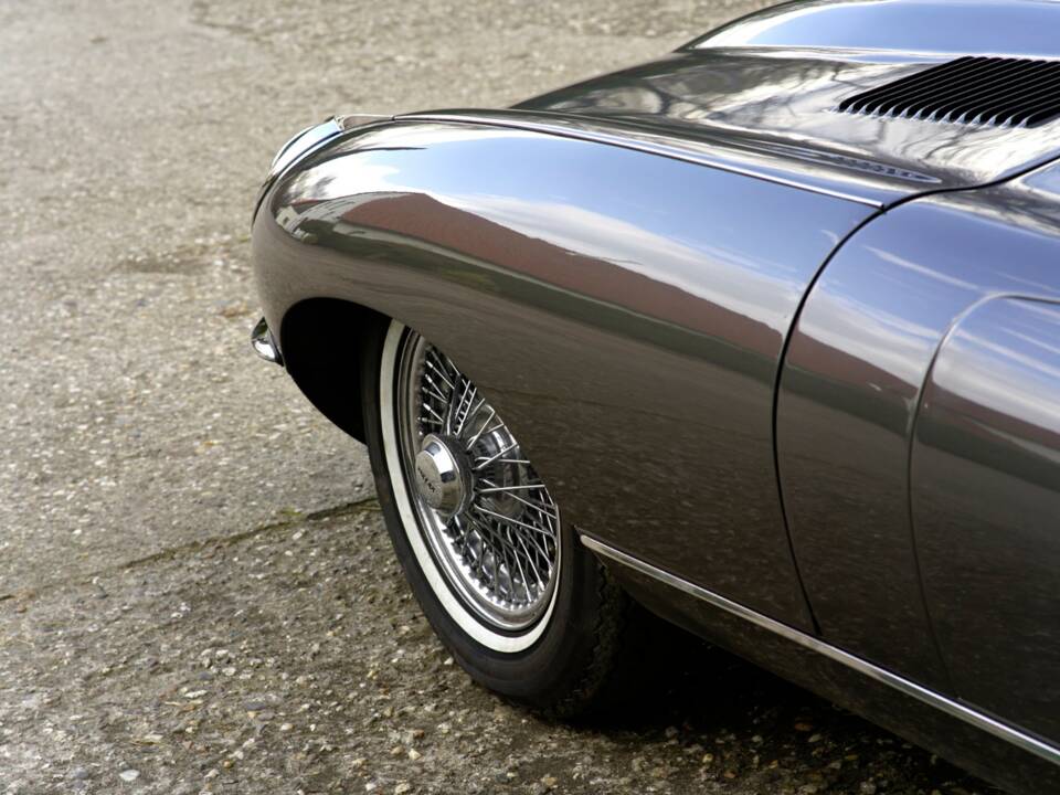 Image 13/25 de Jaguar E-Type (1969)