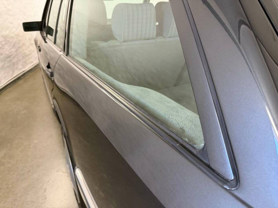 Image 20/43 of Mercedes-Benz 230 TE (1992)