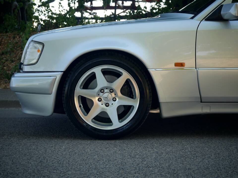 Imagen 4/10 de Mercedes-Benz E 500 (1995)