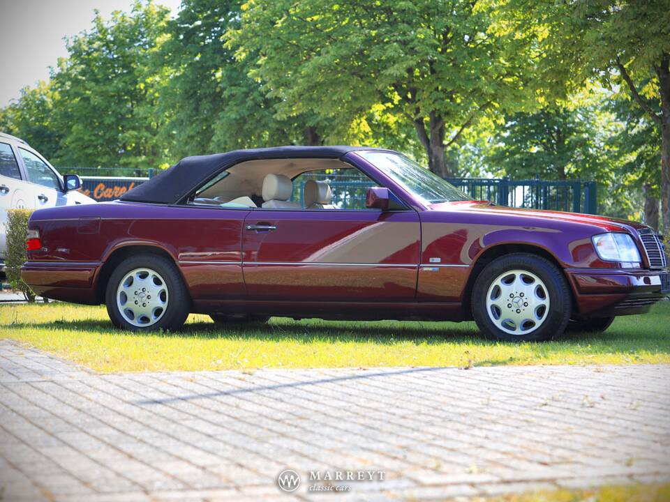 Bild 77/79 von Mercedes-Benz E 220 (1996)