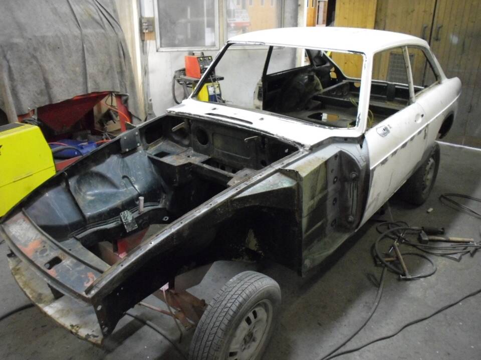 Bild 16/17 von MG MGB GT (1972)
