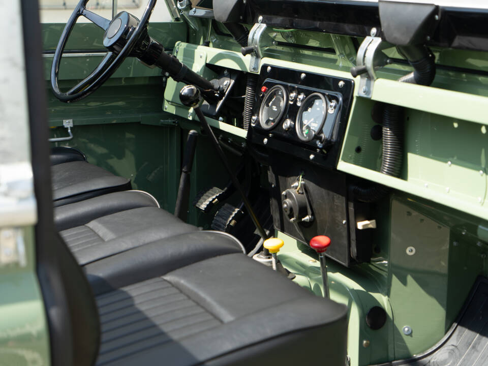 Image 18/30 of Land Rover 88 (1971)