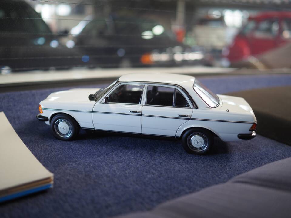 Image 22/34 of Mercedes-Benz 200 (1983)