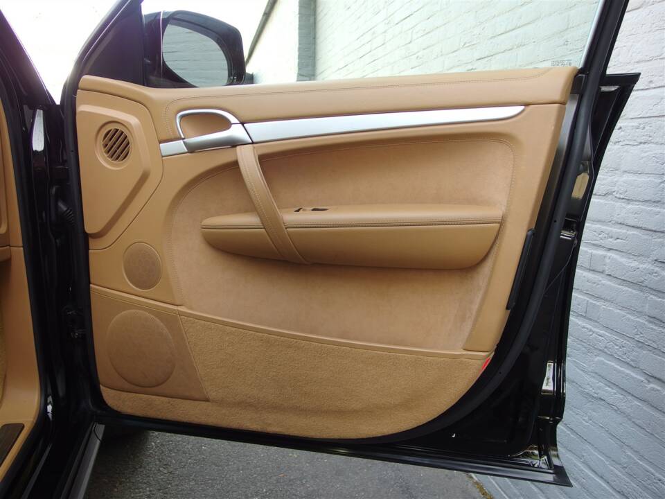 Image 63/98 of Porsche Cayenne GTS (2008)
