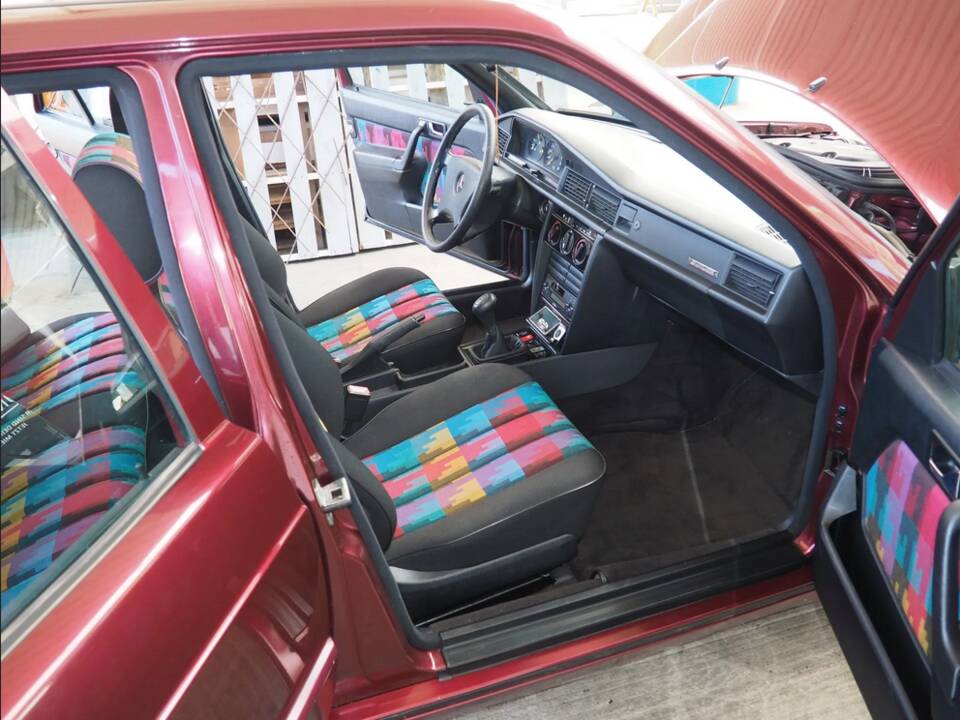 Image 2/137 of Mercedes-Benz 190 E 1.8 Avantgarde &quot;Rosso&quot; (1992)