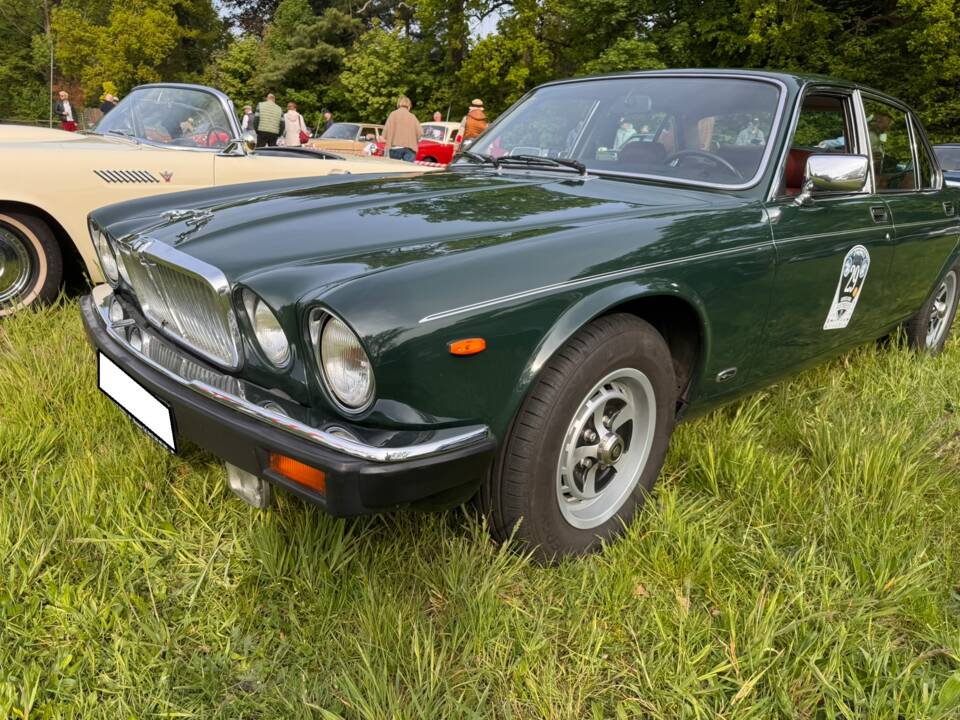 Image 1/8 of Jaguar XJ 6 4.2 (1985)