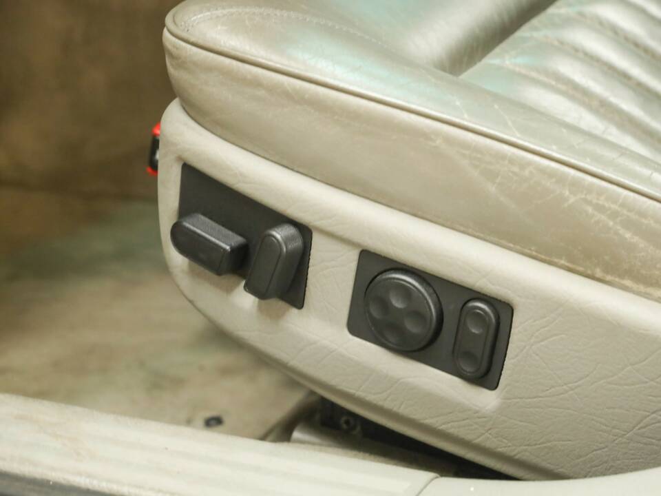 Immagine 37/50 di Audi A8 4.2 quattro (1995)