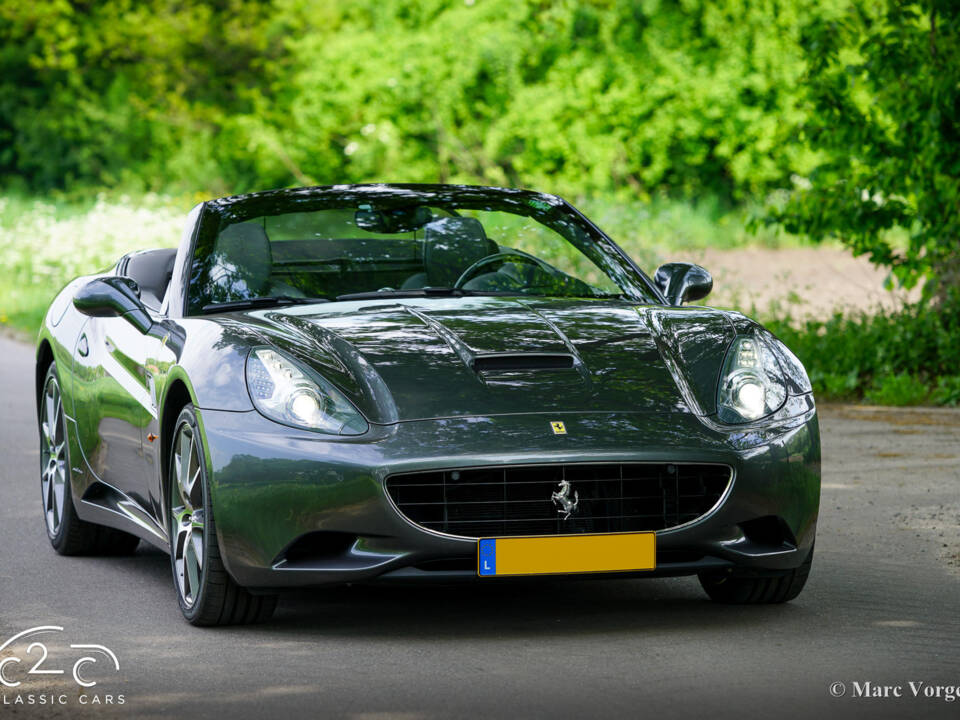 Image 21/85 de Ferrari California (2010)