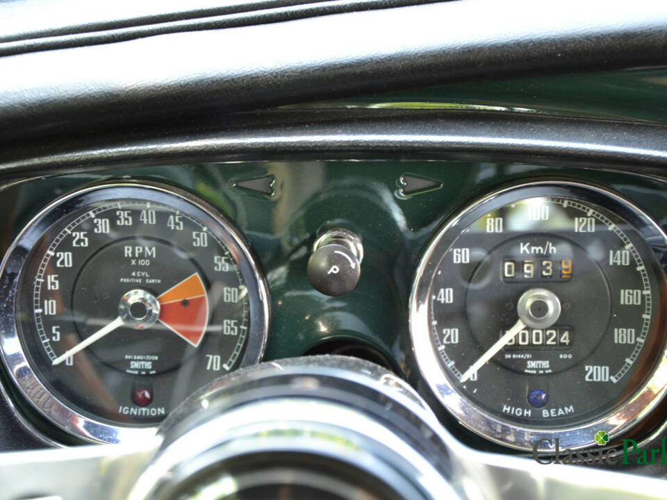 Image 32/50 of MG MGB GT (1968)