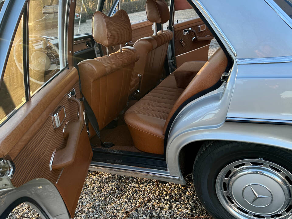 Image 13/20 of Mercedes-Benz 280 SE (1972)