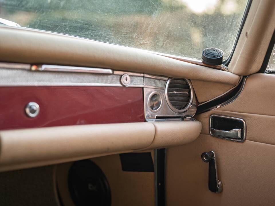 Image 41/70 de Mercedes-Benz 230 SL (1966)