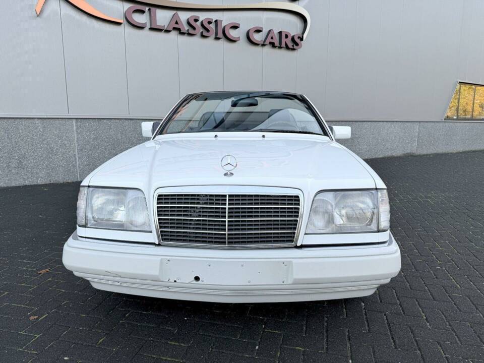 Image 1/36 of Mercedes-Benz E 200 (1994)