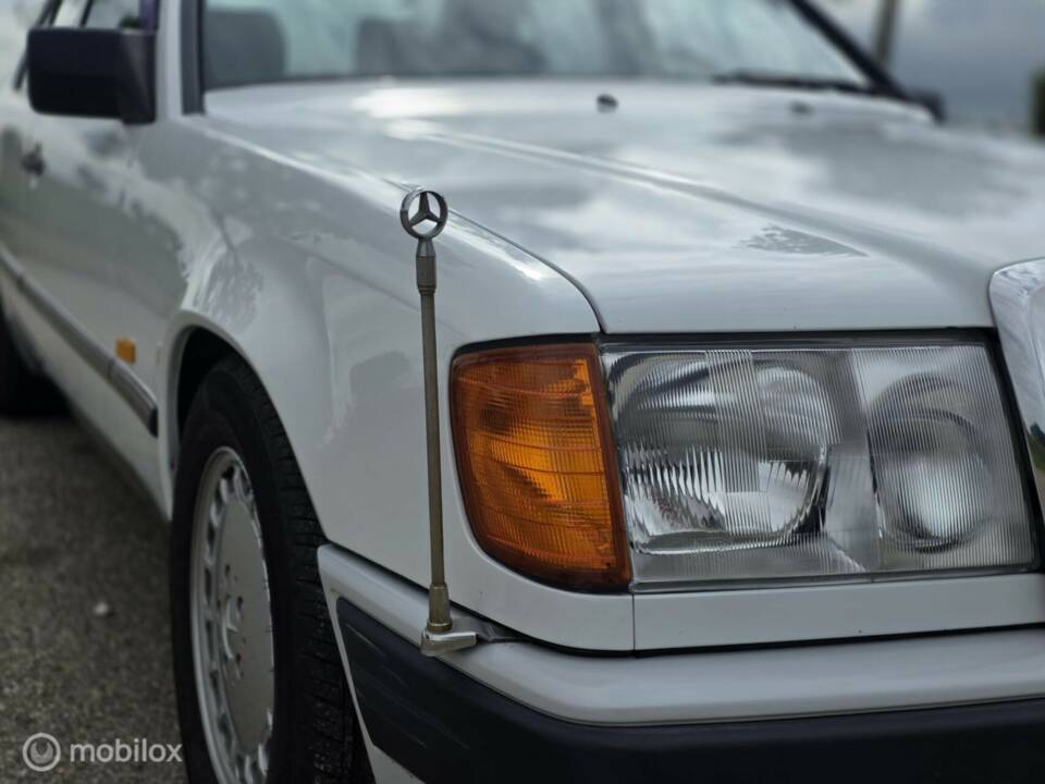 Afbeelding 17/42 van Mercedes-Benz 300 E (1986)