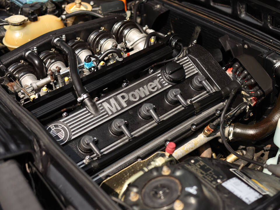 Image 15/99 of BMW M 635 CSi (1988)