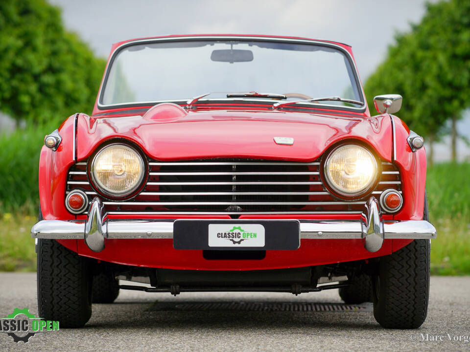 Image 2/35 of Triumph TR 5 PI (1968)