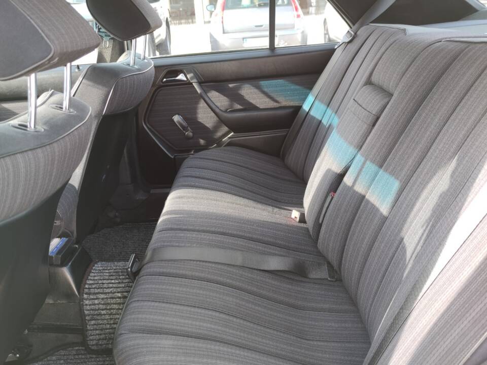 Imagen 3/6 de Mercedes-Benz 300 E (1989)