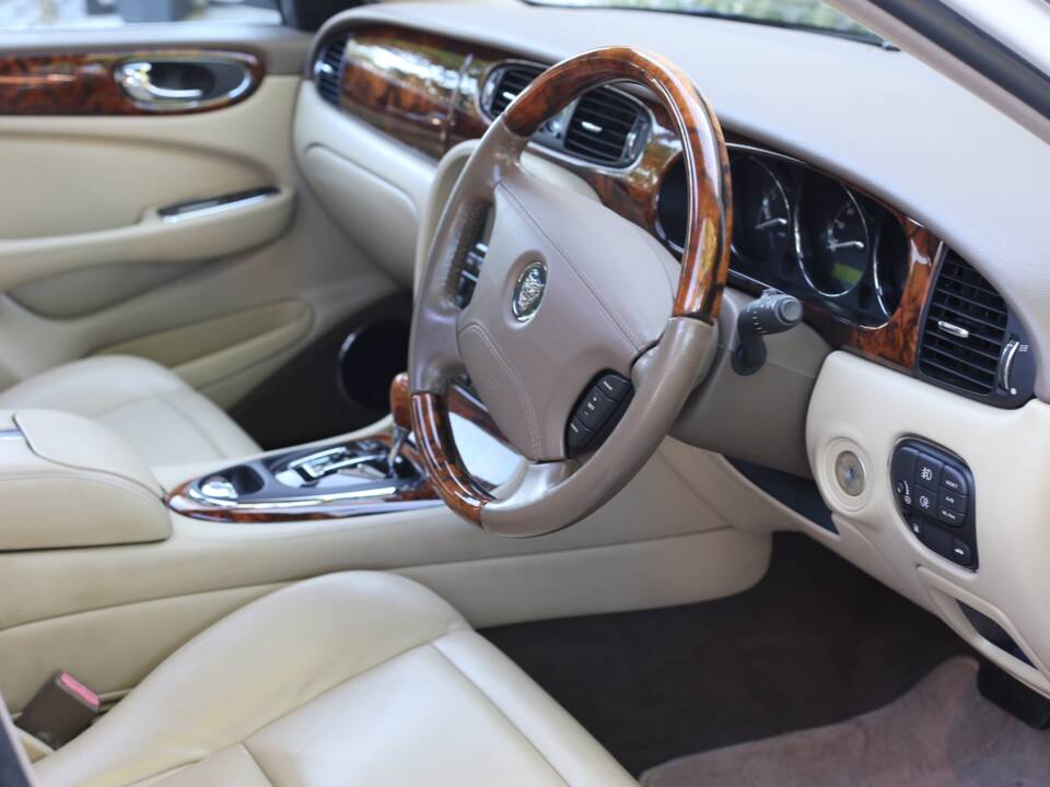 Imagen 55/77 de Jaguar XJ 8 4.2 (2005)