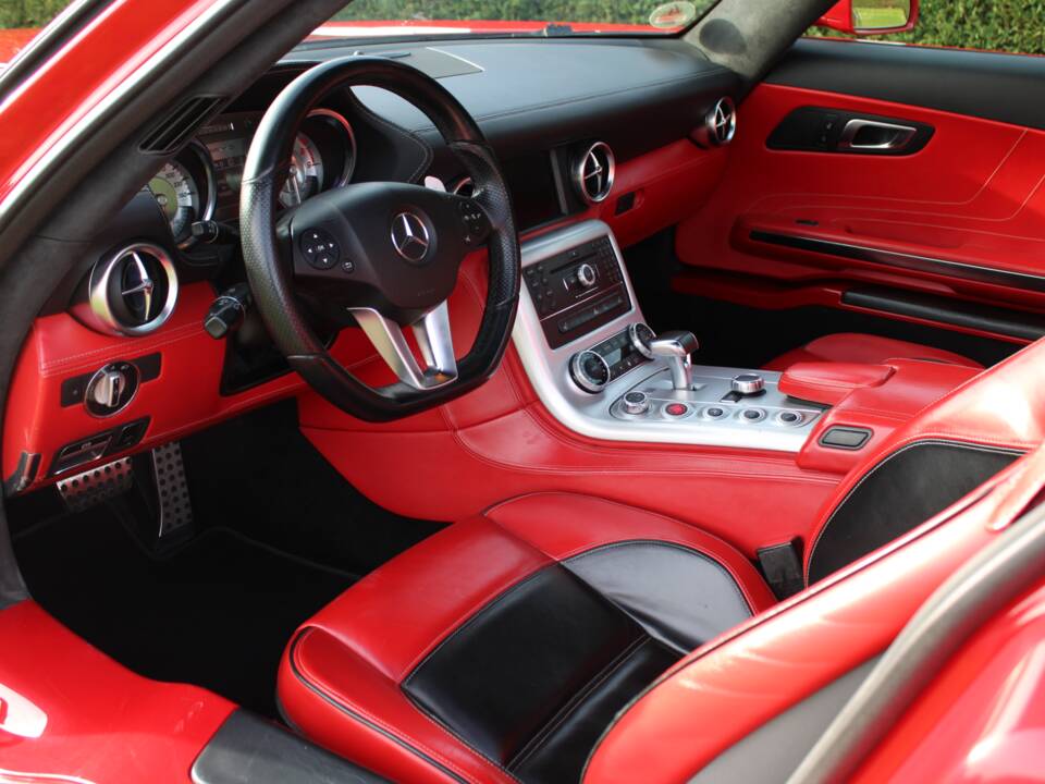 Image 30/57 of Mercedes-Benz SLS AMG (2010)