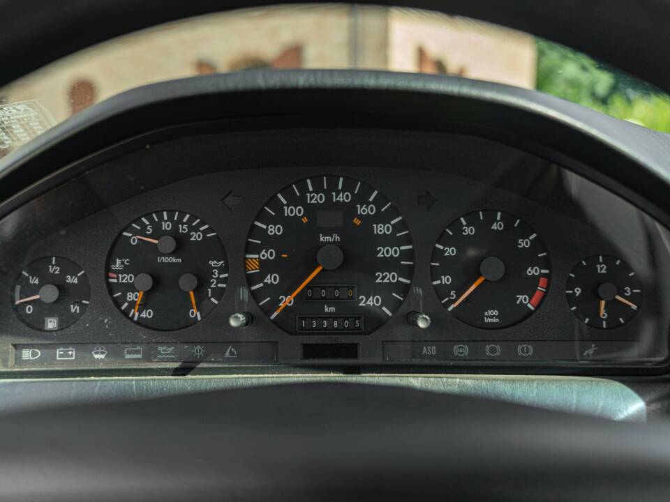 Image 46/50 of Mercedes-Benz 300 SL (1990)