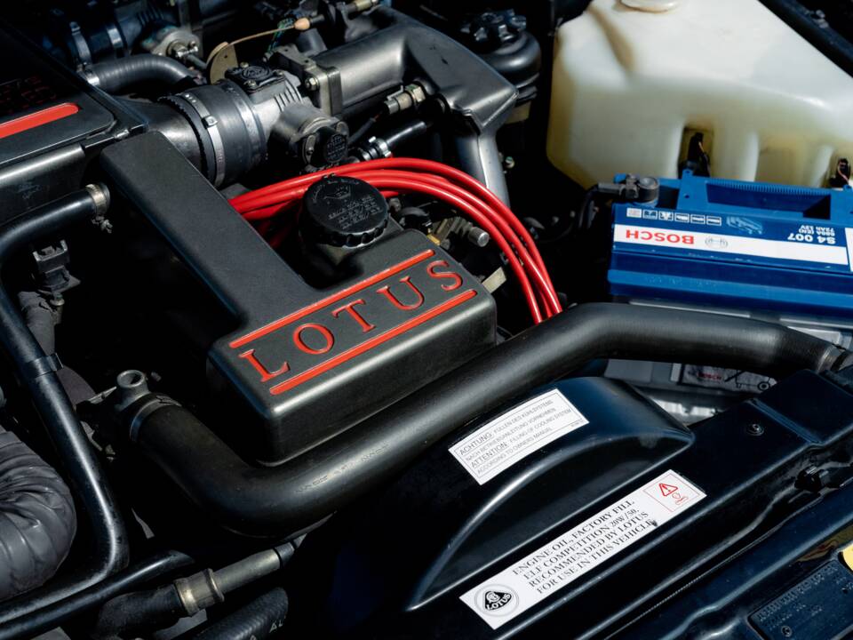 Image 42/75 of Lotus Carlton (1991)