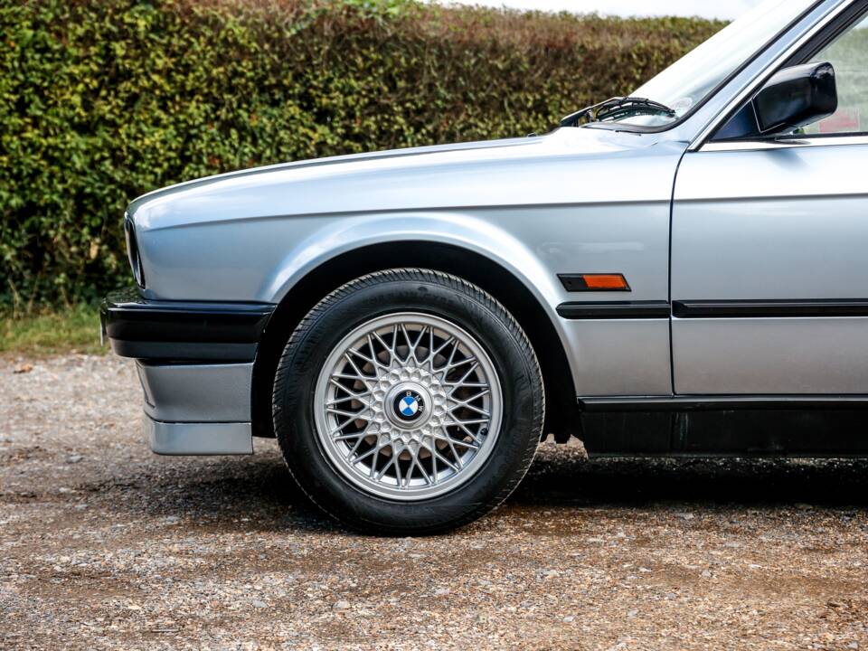 Immagine 27/28 di BMW 318i (1993)