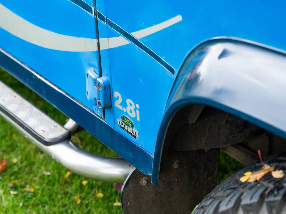 Image 46/50 of Land Rover Defender 90 "50th Anniversary" (1998)