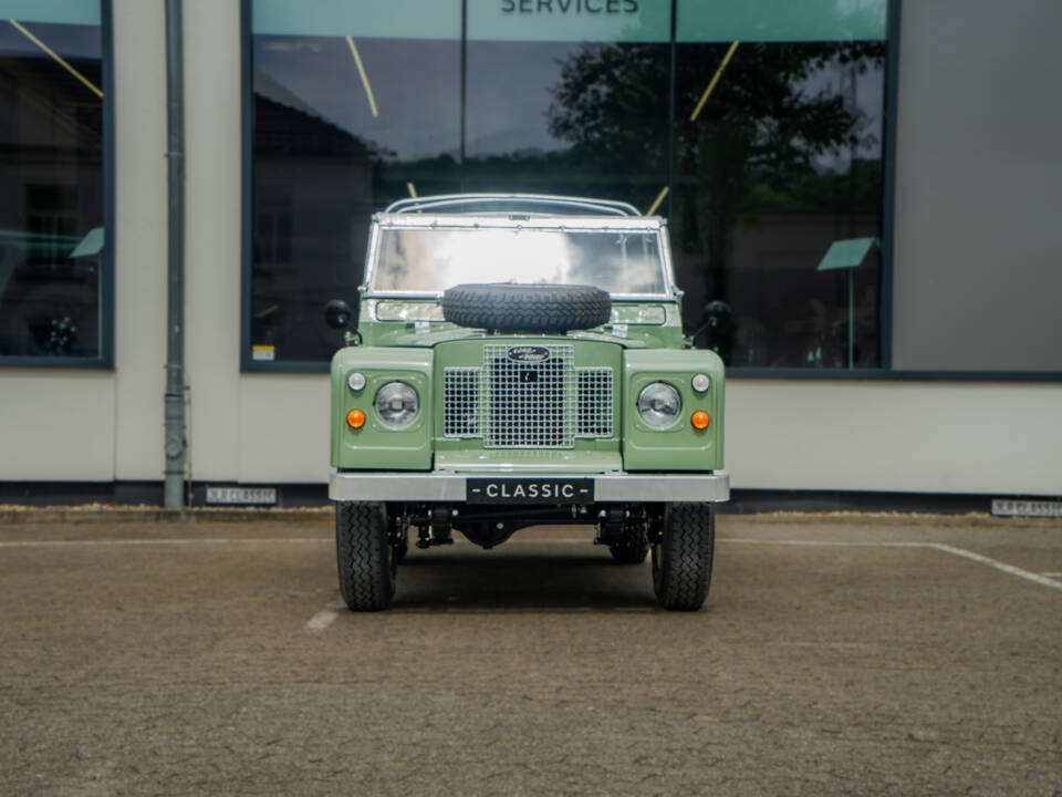Image 2/30 of Land Rover 88 (1971)