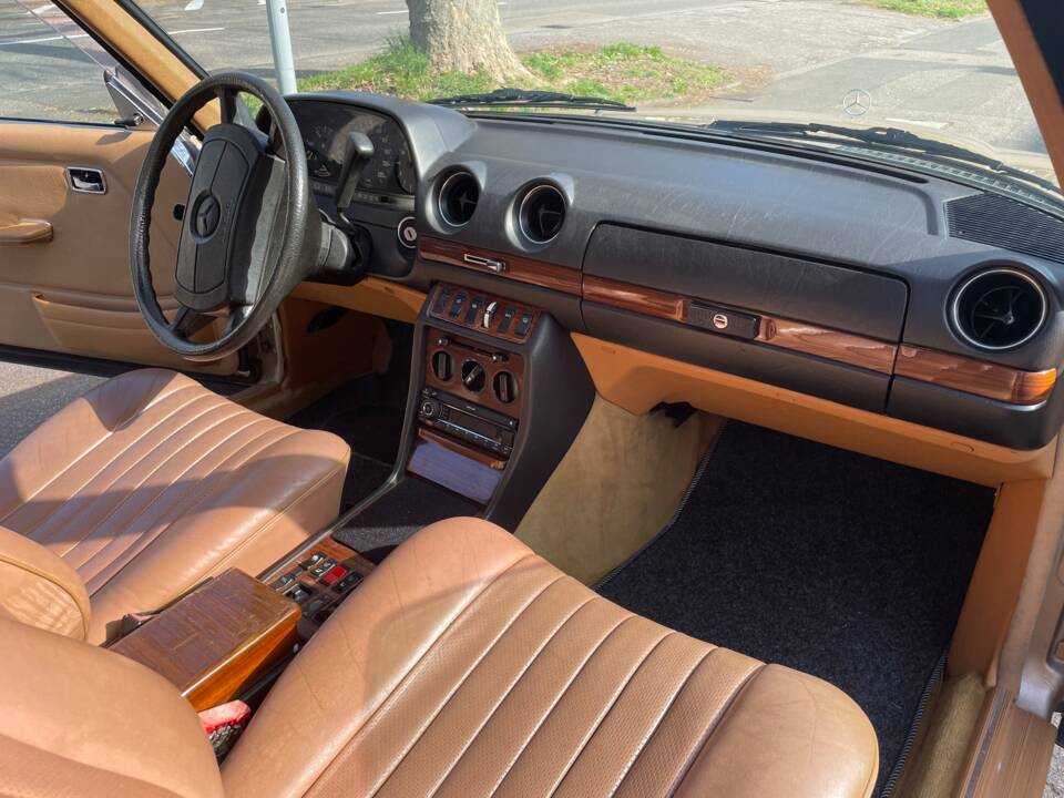 Image 14/20 de Mercedes-Benz 280 CE (1981)