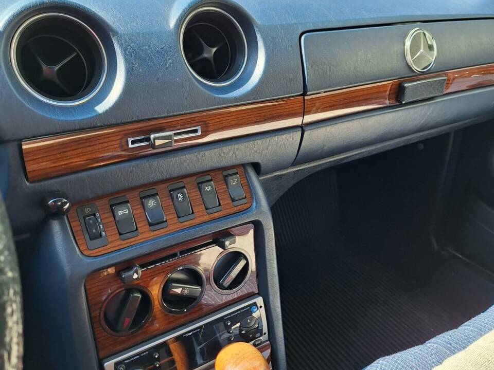 Imagen 5/7 de Mercedes-Benz 230 E (1984)