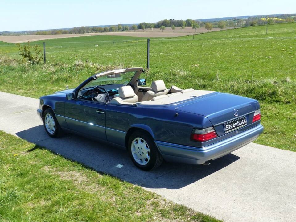 Mercedes-Benz E 220 Cabriolet (C 124) nachtblau 1994