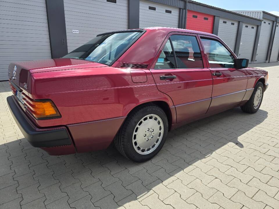 Imagen 32/69 de Mercedes-Benz 190 E 1.8 (1991)