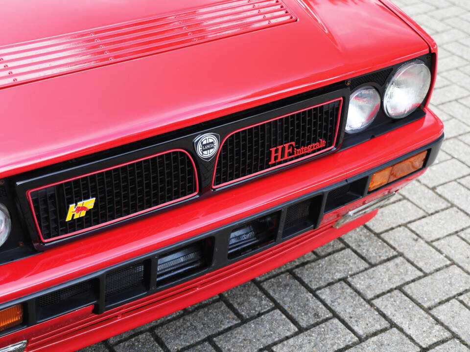 Image 19/41 of Lancia Delta HF Integrale (1989)