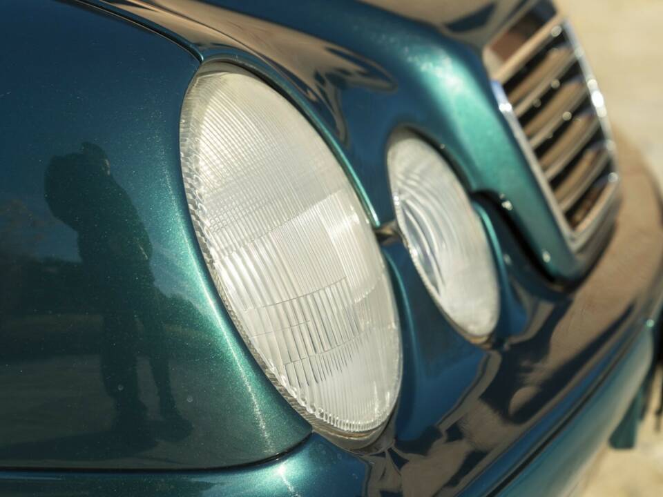 Image 23/50 of Mercedes-Benz CLK 200 (1997)