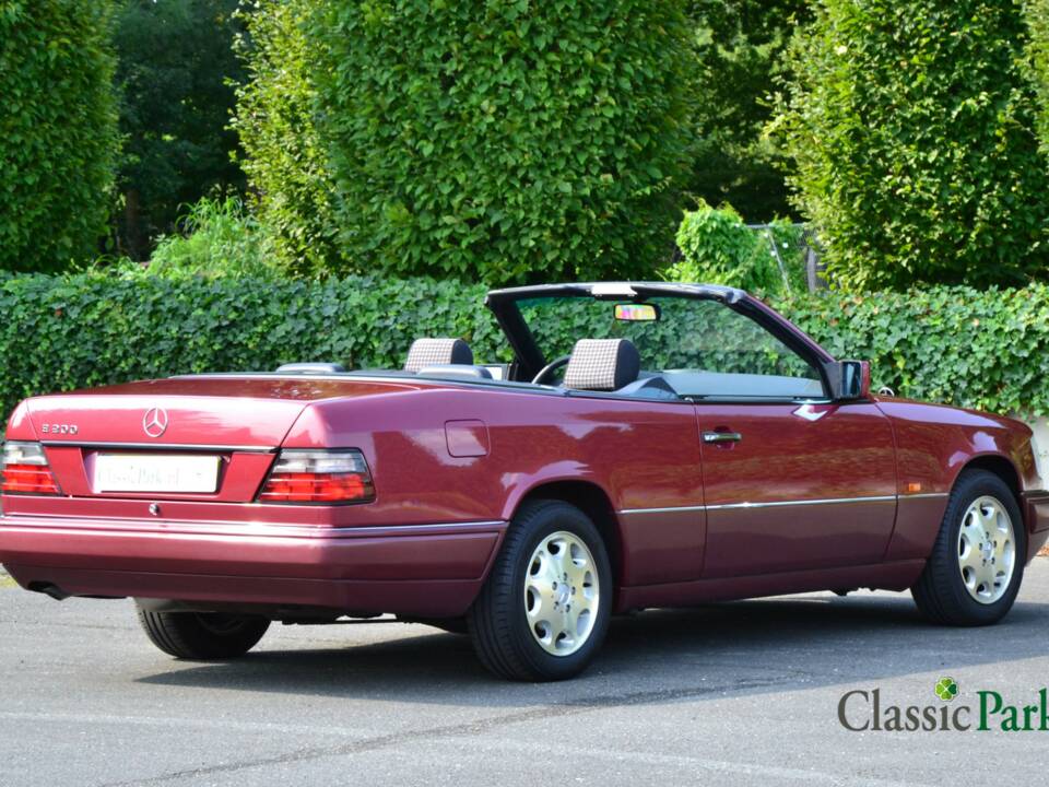 Bild 4/50 von Mercedes-Benz E 200 (1994)