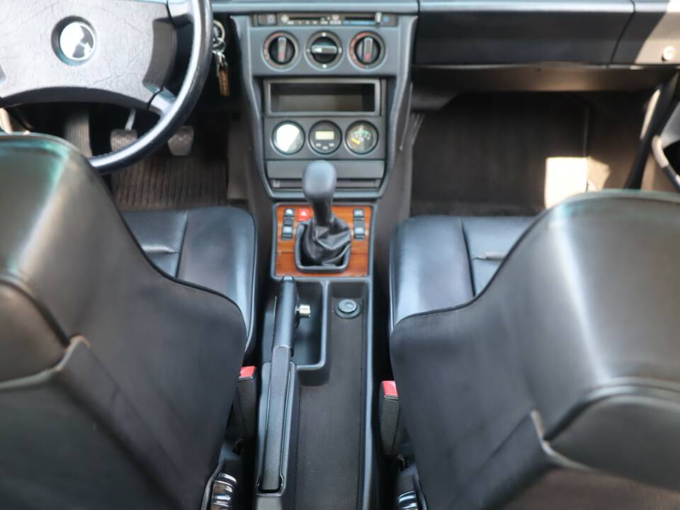 Immagine 16/50 di Mercedes-Benz 190 E 2.3-16 (1986)
