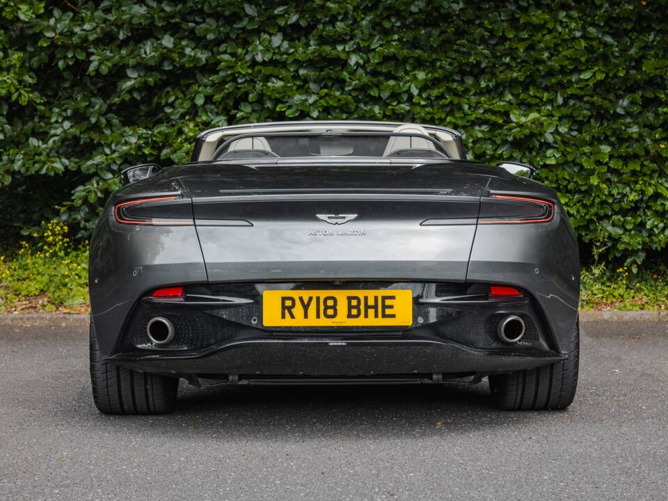 Image 14/39 of Aston Martin DB 11 Volante (2018)