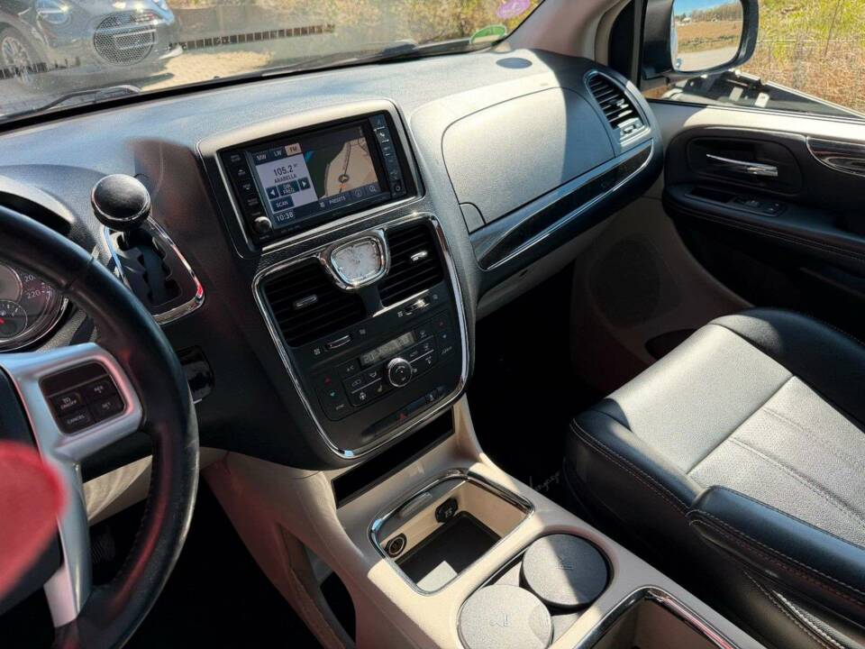 Bild 13/22 von Lancia Voyager 3.6 (2012)