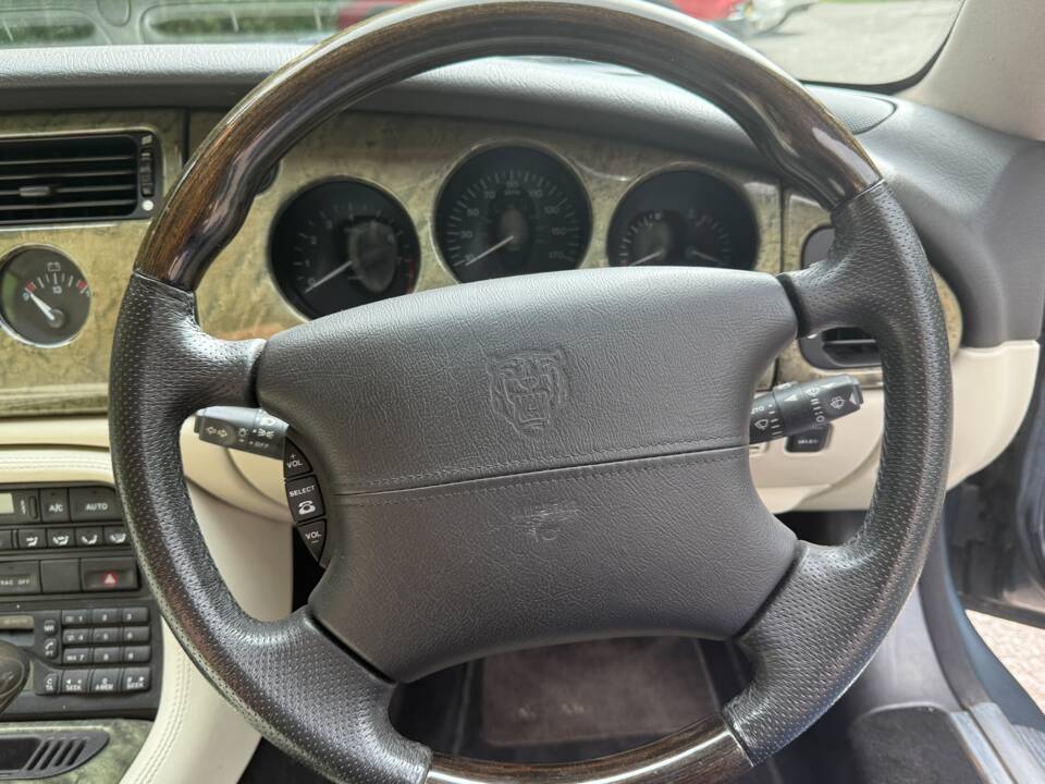 Image 17/23 of Jaguar XK8 4.0 (2001)