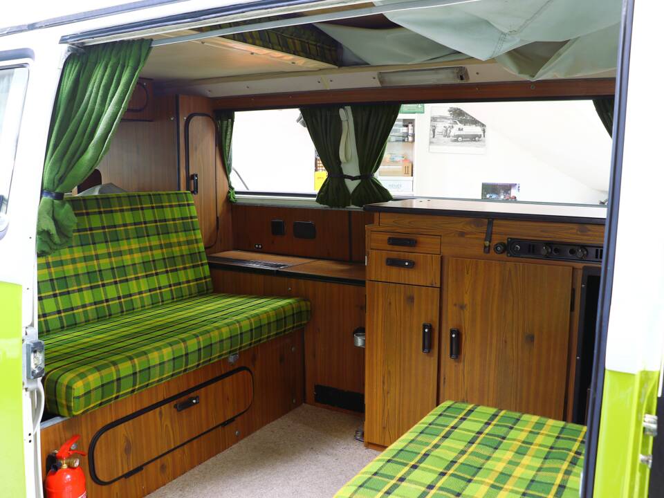 Image 17/25 de Volkswagen T2b Camper (1979)