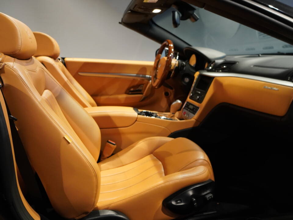 Image 12/26 of Maserati GranCabrio 4.7 (2010)