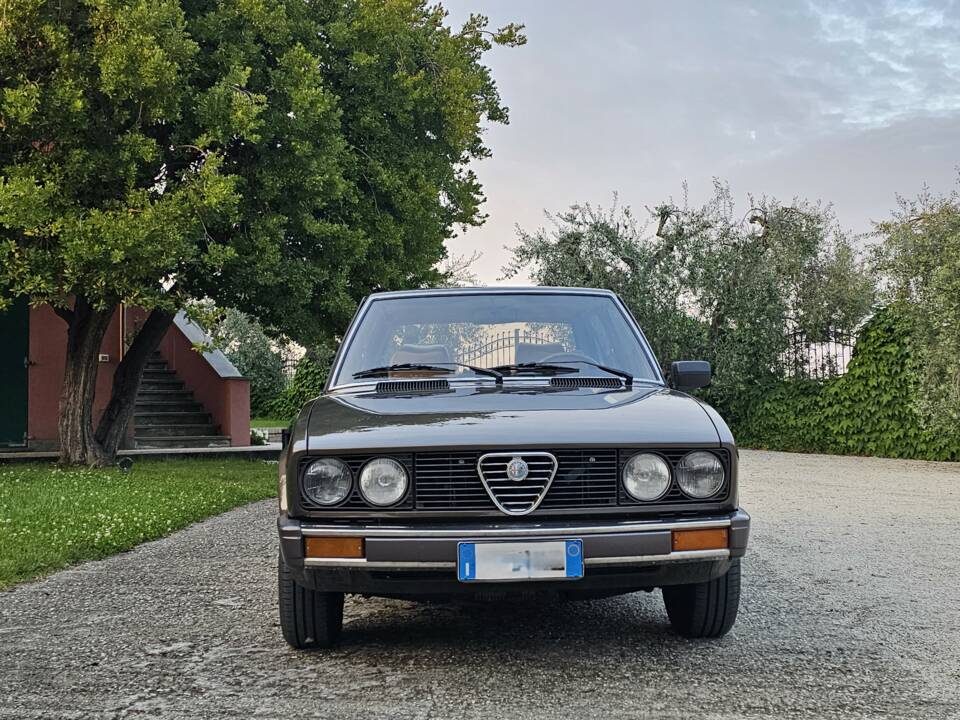 Bild 4/13 von Alfa Romeo Alfetta Quadrifoglio Oro (1982)