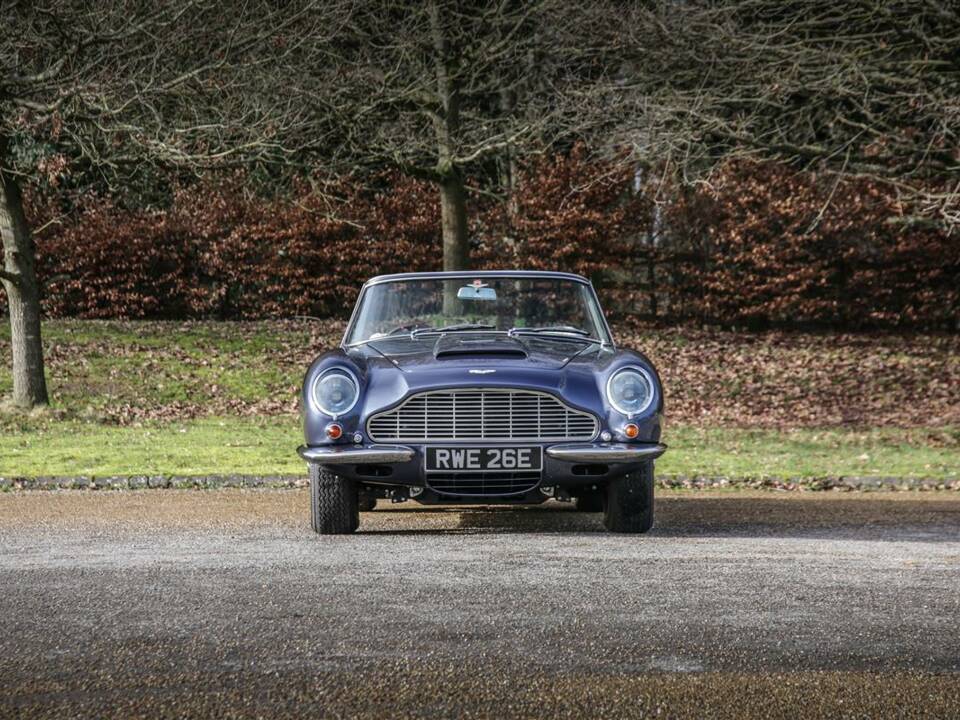 Immagine 11/24 di Aston Martin DB 6 Volante (1967)