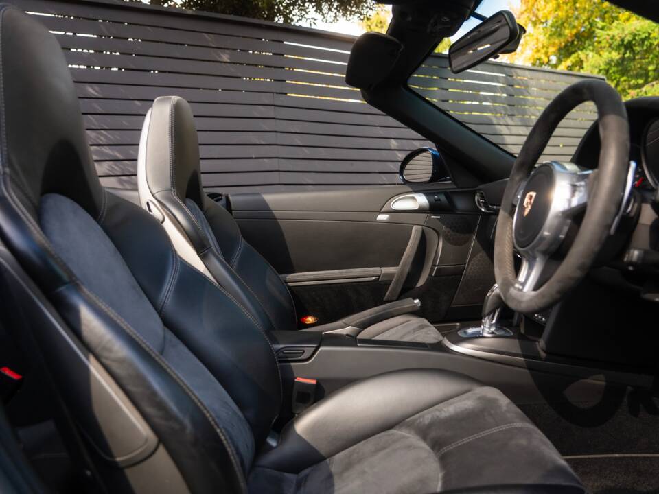 Image 30/54 of Porsche 911 Carrera GTS (2011)