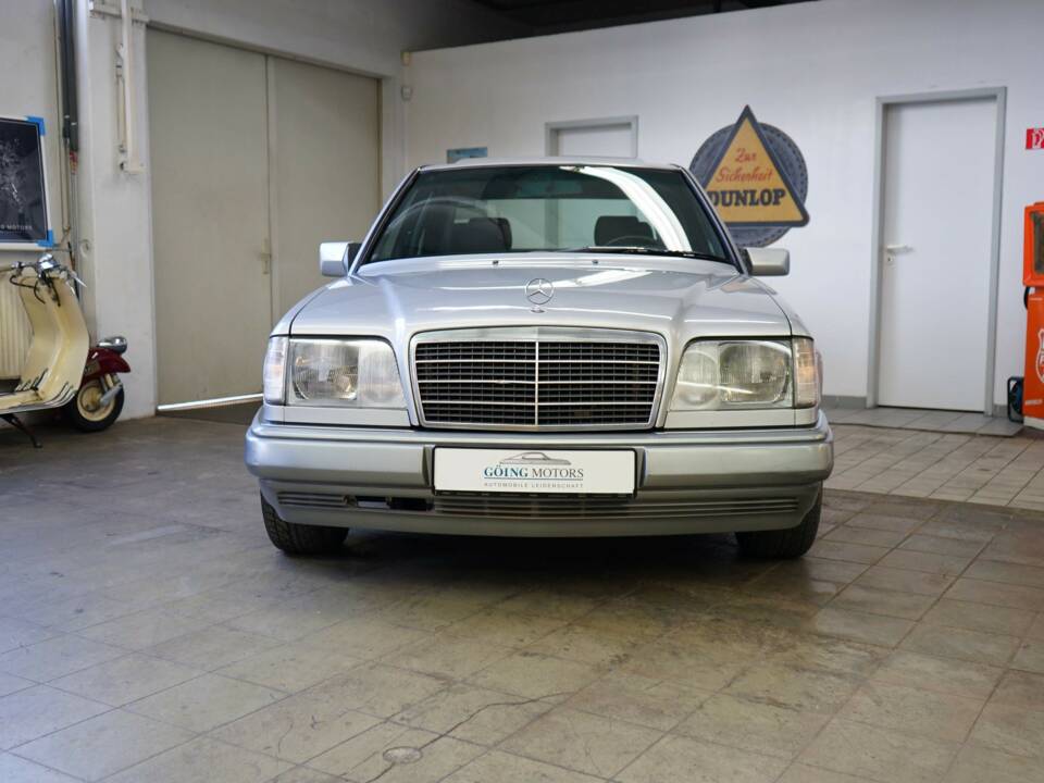 Image 4/33 of Mercedes-Benz E 300 Diesel (1994)